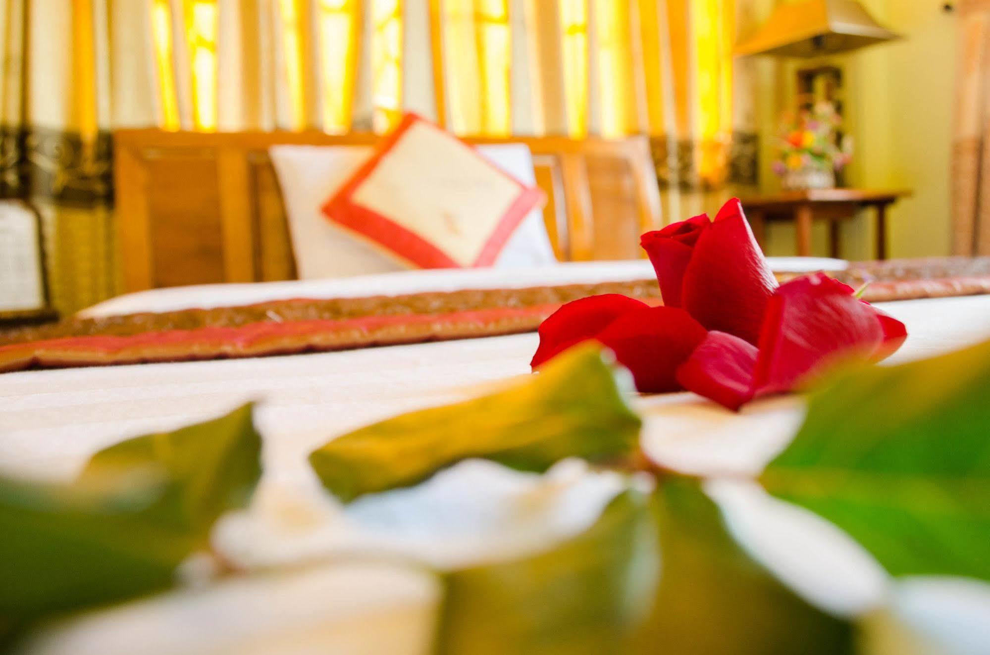 Nhu Phu Hotel Hue Exteriör bild